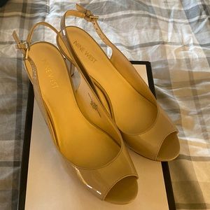 NWT Nine West nude patent womens 9 peep toe heels